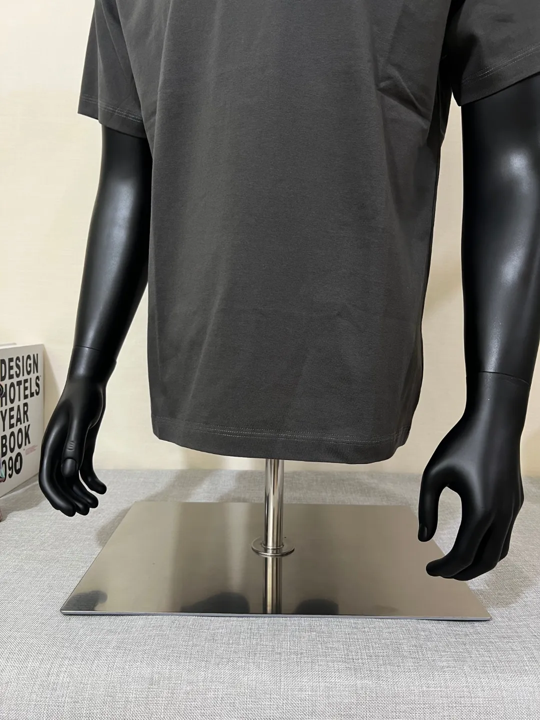 P140 STONE ISLAND top version, differentiated currency, 2025ss official website synchronization, embroidered small label LOGO short-sleeved T-shirt, 64 counts, high density 240g double yarn pure cotton, imported machine embroidered small label, embroidered letters are clean and neat, supports NFC scanning code to enter GW, YB ready-to-wear fabric collar hemming, shoulder bone and tight thread It will not deform after being worn for a long time. It has been washed with high temperature for 4 times. It does not fade, shrink or pill. It is comfortable and stretchable. It is a must-have wardrobe item. Same style for men and women. Five colors: lilac gray, dark gray, white, black, copper brown. Size: XS-L. Maximum L can wear 200 pounds.